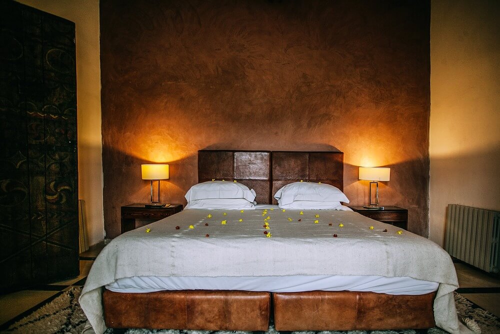 Fall in love with your bedroom thanks to these 9 romantic lighting tips